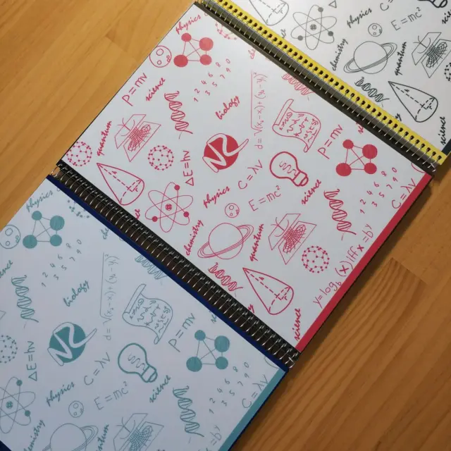 Hoje a mesa já ficou mais colorida: três cadernos diferentes para os alunos escolherem. Já comecei a entregar os primeiros e isso significa que o ano letivo arrancou mesmo.

Também já comecei a receber os horários e agora estou naquela fase de encaixar todos. Até ao final da semana vai ser mesmo como montar um puzzle, peça aqui, peça ali, até tudo fazer sentido.

É sempre um desafio, mas é também a parte que marca o início: organizar tudo para que cada aluno tenha o seu espaço e o seu ritmo 👩‍🏫

#explicacoes #numeroserabiscos #anoletivo #matematica #fisicoquimica #geometriadescritiva #caldasdarainha #estudar